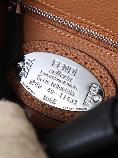 フェンディバッグ背面デザイン